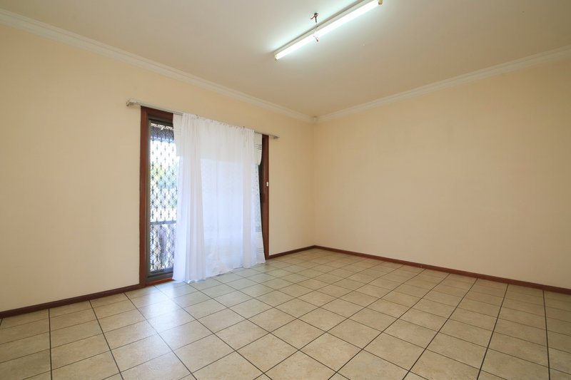 Photo - 68 Carnavon Crescent, Georges Hall NSW 2198 - Image 4