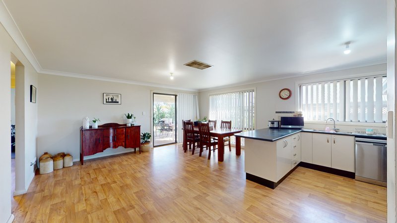 Photo - 68 Dunheved Circle, Dubbo NSW 2830 - Image 4