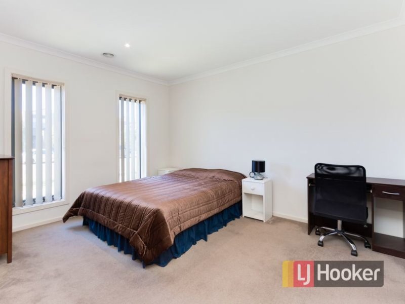 Photo - 68 Fiorelli Boulevard, Cranbourne East VIC 3977 - Image 8