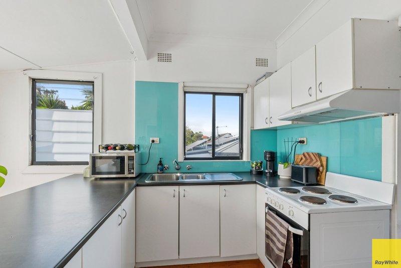 Photo - 68 Grand View Parade, Lake Heights NSW 2502 - Image 3