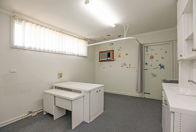 Photo - 68 Oakhill Avenue, Reservoir VIC 3073 - Image 6