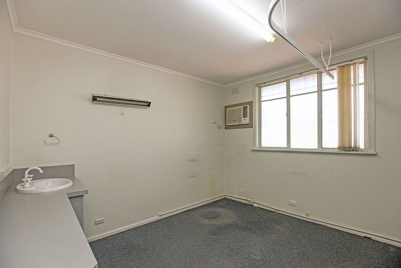 Photo - 68 Oakhill Avenue, Reservoir VIC 3073 - Image 7