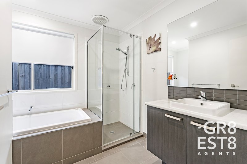 Photo - 68 Quarters Boulevard, Cranbourne West VIC 3977 - Image 13