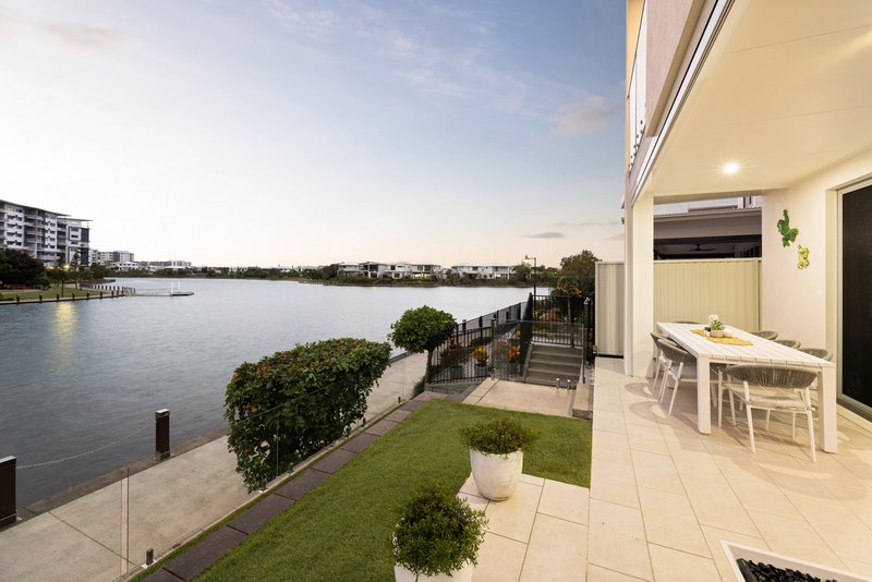 Photo - 68 Reflection Crescent, Birtinya QLD 4575 - Image 11