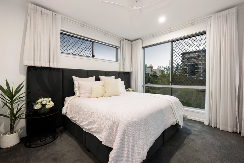 Photo - 68 Reflection Crescent, Birtinya QLD 4575 - Image 13
