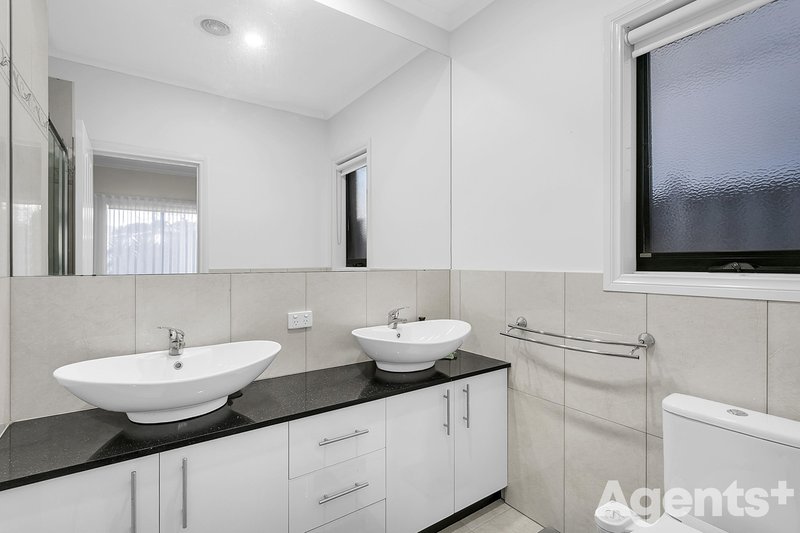 Photo - 68 Ridgemont Drive, Berwick VIC 3806 - Image 3