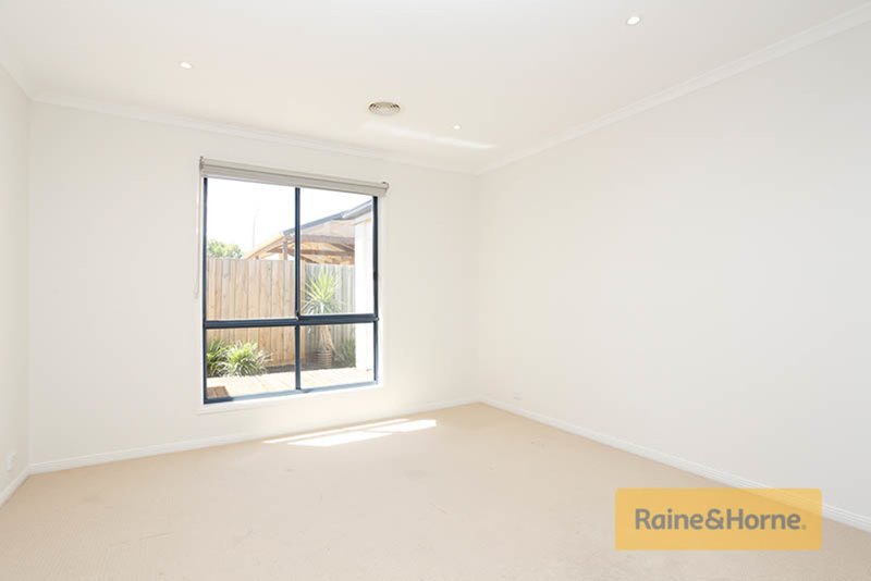 Photo - 68 Roslyn Park Drive, Melton West VIC 3337 - Image 6