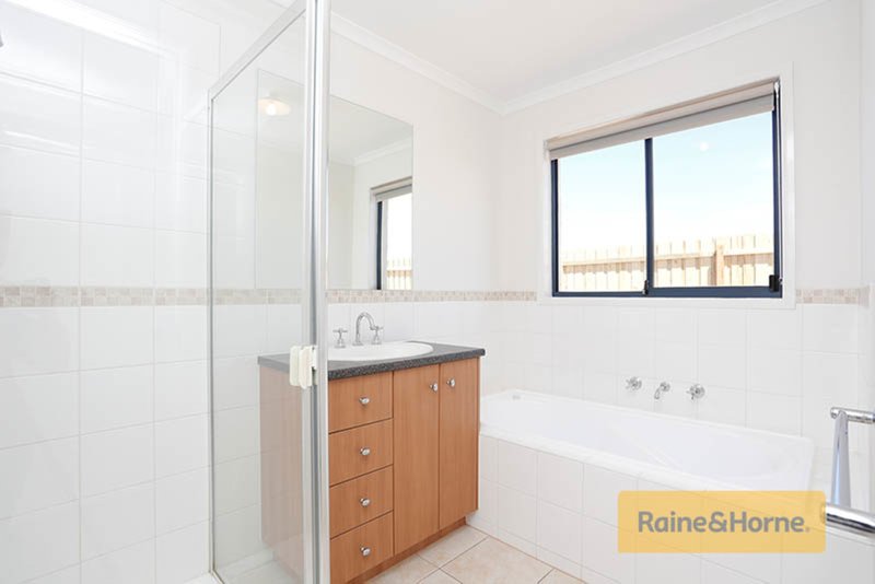 Photo - 68 Roslyn Park Drive, Melton West VIC 3337 - Image 7