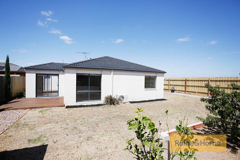 Photo - 68 Roslyn Park Drive, Melton West VIC 3337 - Image 9