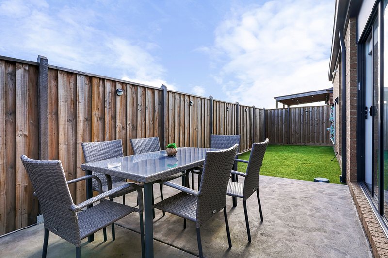 Photo - 68 Stature Avenue, Clyde North VIC 3978 - Image 12