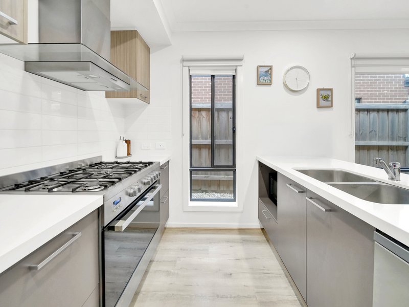 Photo - 68 Stature Avenue, Clyde North VIC 3978 - Image 7