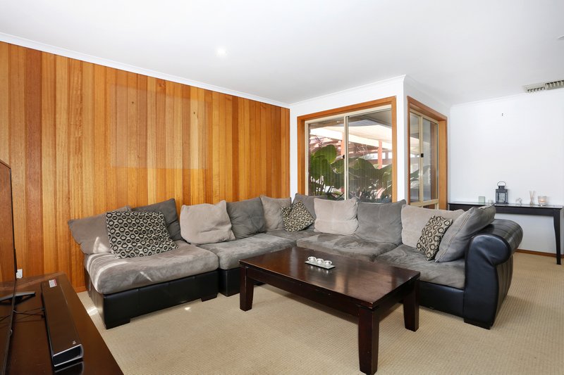 Photo - 68 Yarcombe Crescent, Craigieburn VIC 3064 - Image 3