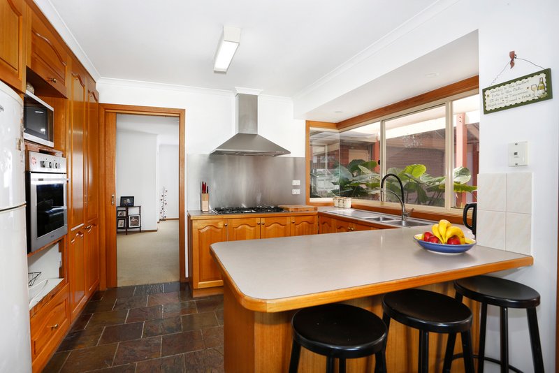 Photo - 68 Yarcombe Crescent, Craigieburn VIC 3064 - Image 5