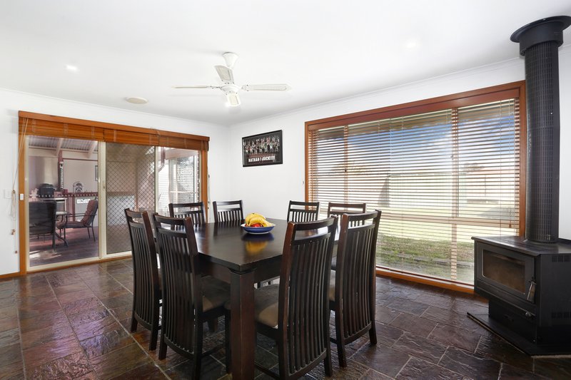 Photo - 68 Yarcombe Crescent, Craigieburn VIC 3064 - Image 6