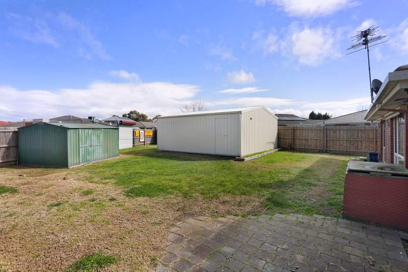 Photo - 68 Yarcombe Crescent, Craigieburn VIC 3064 - Image 12