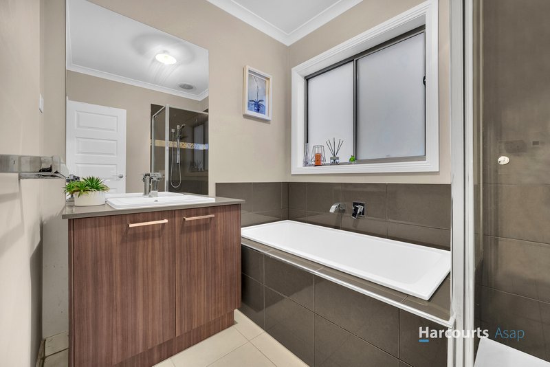 Photo - 69 Clydevale Avenue, Clyde North VIC 3978 - Image 5