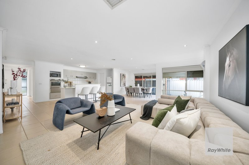 Photo - 69 Jindabyne Avenue, Taylors Hill VIC 3037 - Image 9