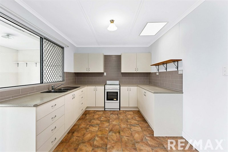 Photo - 69 Limpus Street, Urangan QLD 4655 - Image 4