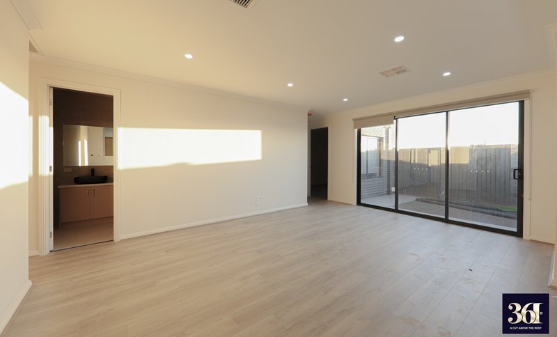 Photo - 69 Paradoxa Way, Tarneit VIC 3029 - Image 4