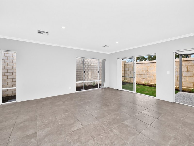 Photo - 69 Sangria Boulevard, Southern River WA 6110 - Image 2