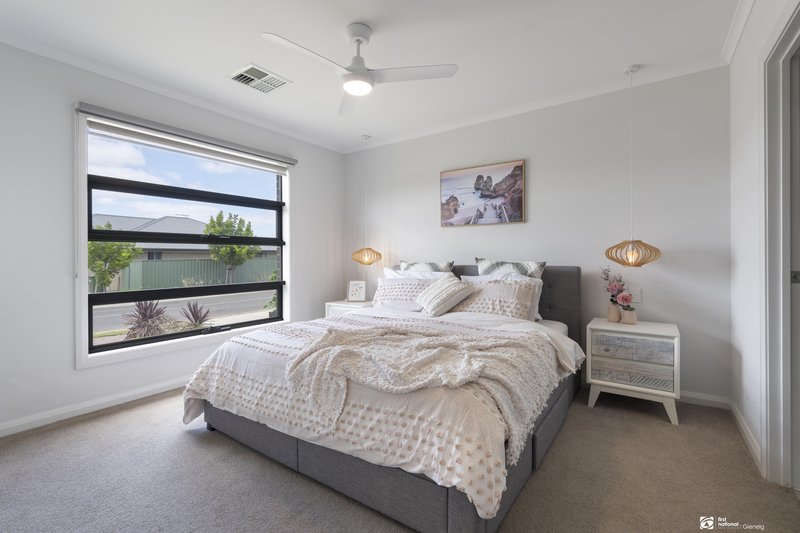 Photo - 69 Seaway Road, Hallett Cove SA 5158 - Image 2