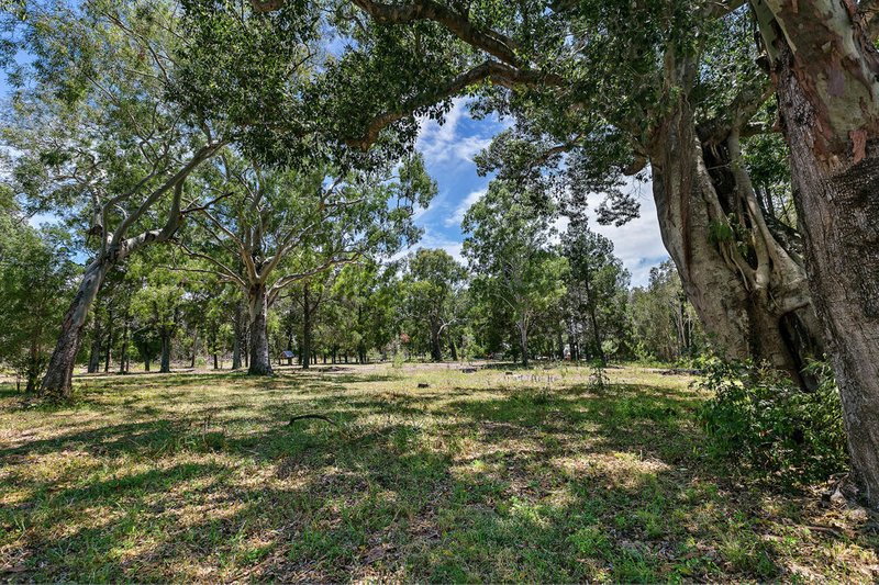 696 Beachmere Road, Beachmere QLD 4510