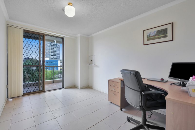 Photo - 6B/10 Marine Parade, Southport QLD 4215 - Image 11