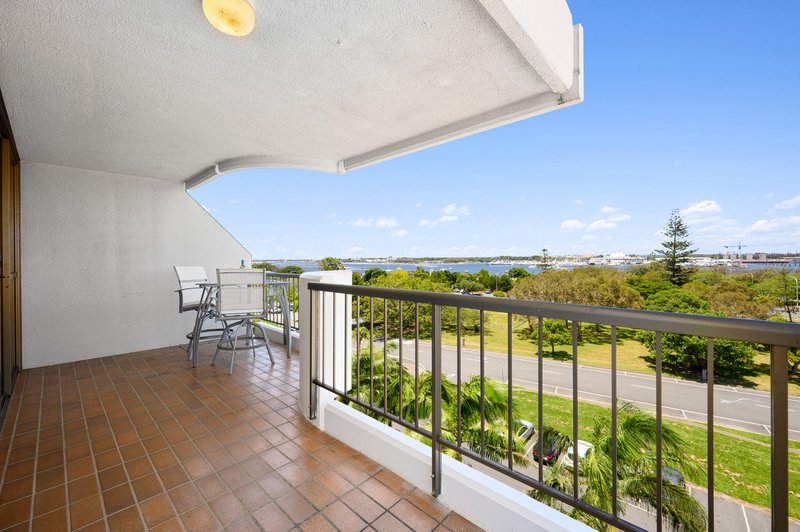 Photo - 6E/10 Marine Parade, Southport QLD 4215 - Image 4