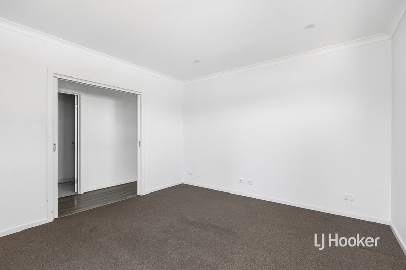 Photo - 7 Aesop Street, Point Cook VIC 3030 - Image 4