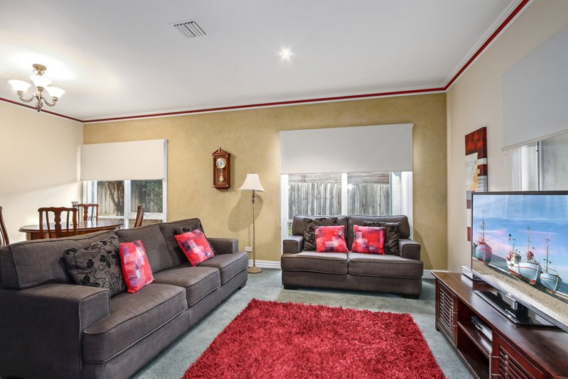 Photo - 7 Ambleside Close, Mooroolbark VIC 3138 - Image 3