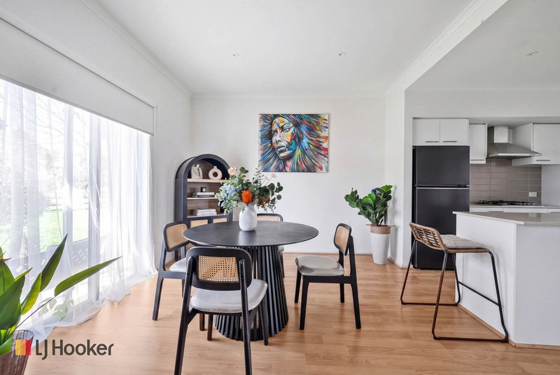 Photo - 7 Angeline Way, Craigieburn VIC 3064 - Image 2