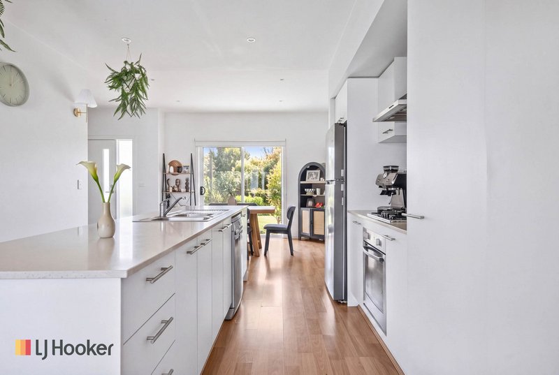 Photo - 7 Angeline Way, Craigieburn VIC 3064 - Image 3