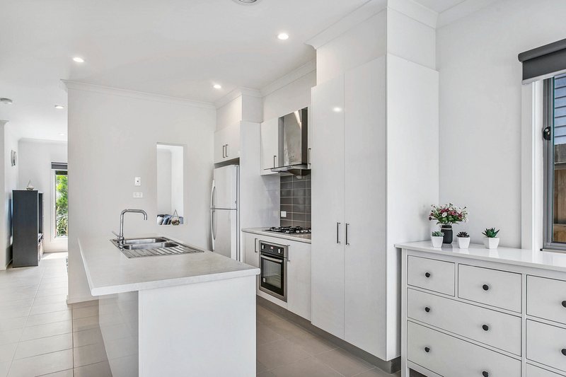 Photo - 7 Apex Place, Berwick VIC 3806 - Image 5