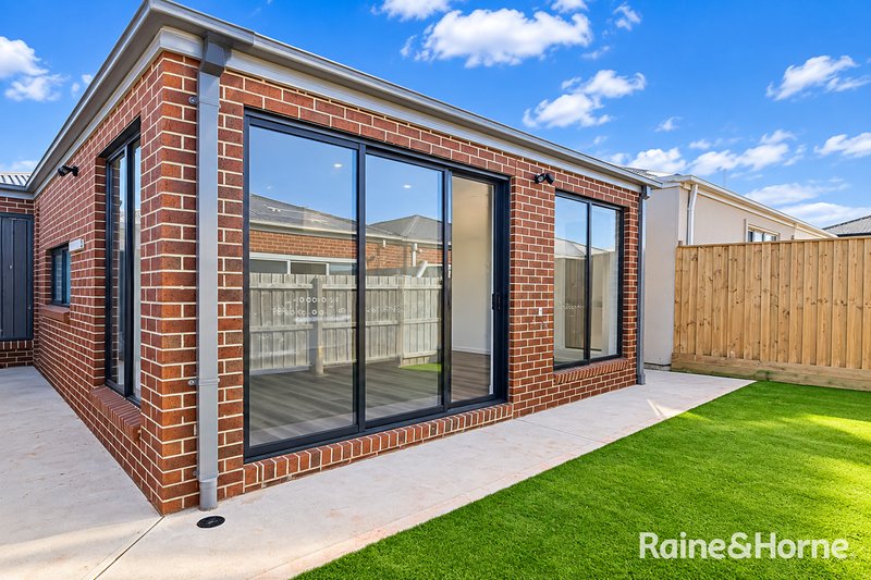 Photo - 7 Aquamarine Drive, Mickleham VIC 3064 - Image 9