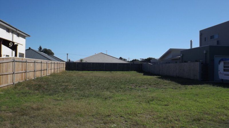 Photo - 7 Bagarin Avenue, Tomakin NSW 2537 - Image 2