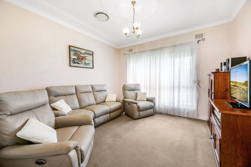 Photo - 7 Barkley Street, Carramar NSW 2163 - Image 2