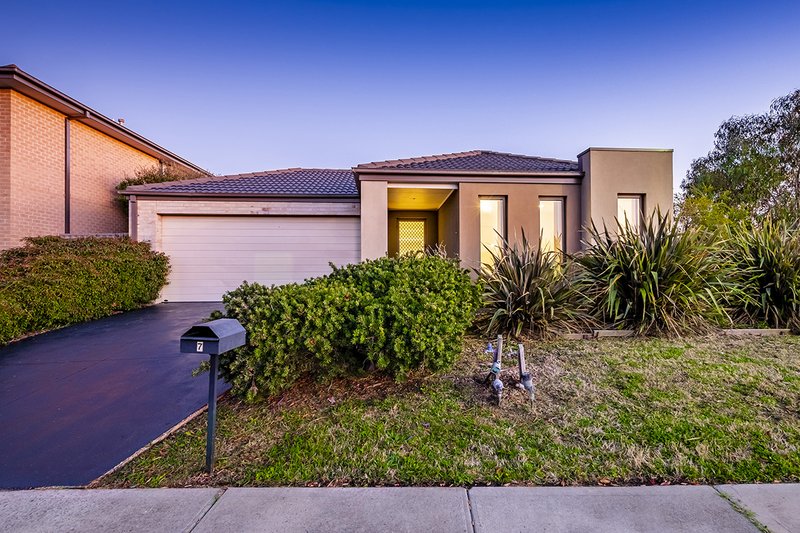 7 Beauchamp Way, Cranbourne East VIC 3977