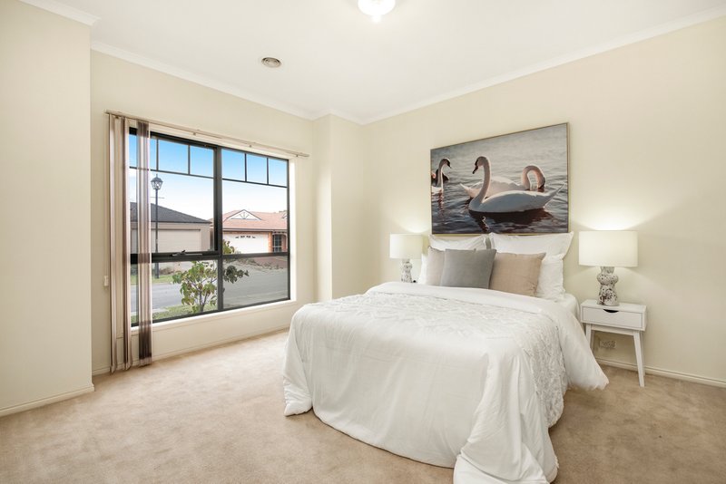 Photo - 7 Benambra Close, Pakenham VIC 3810 - Image 2