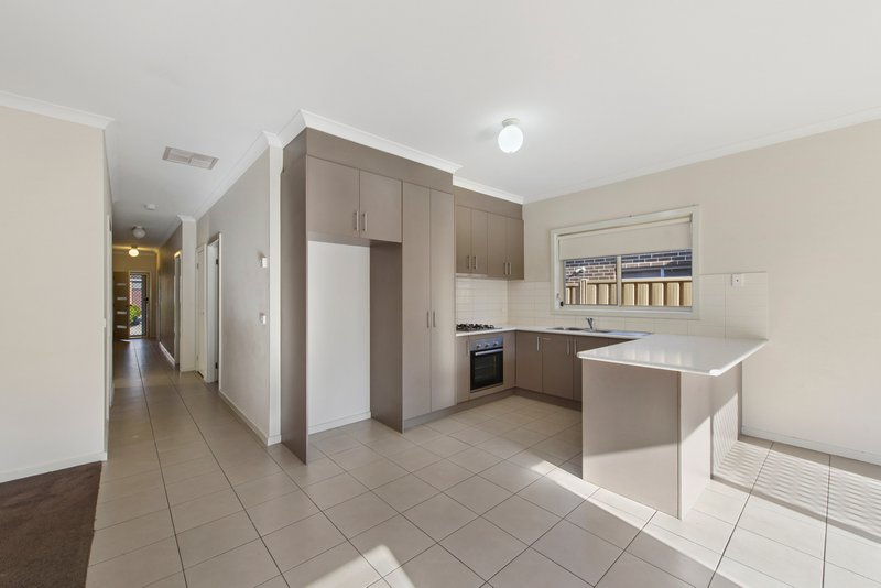 Photo - 7 Briar Valley Rise, Caroline Springs VIC 3023 - Image 8