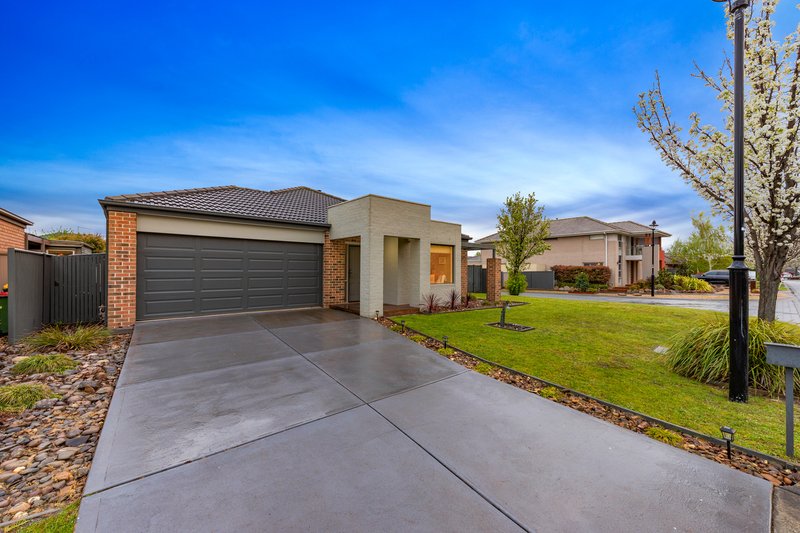 Photo - 7 Britton Drive, Pakenham VIC 3810 - Image 2