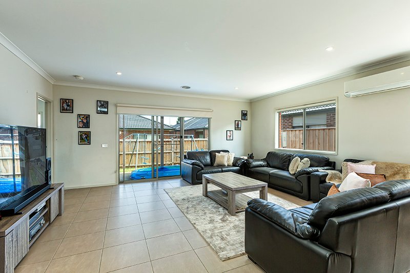 Photo - 7 Butchart Close, Point Cook VIC 3030 - Image 3