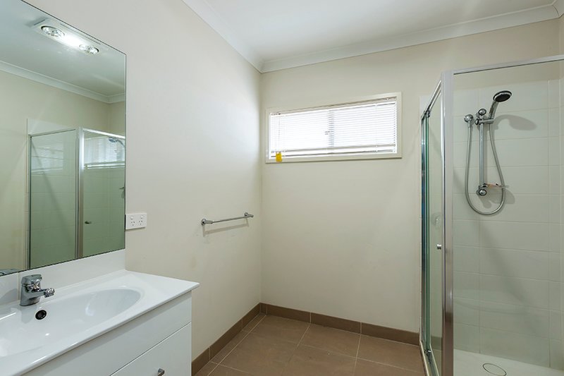 Photo - 7 Butchart Close, Point Cook VIC 3030 - Image 11