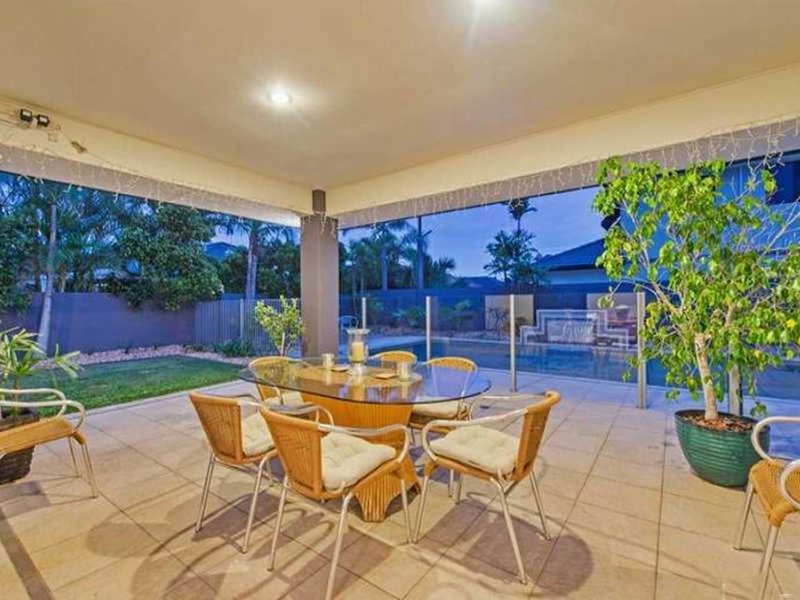 Photo - 7 Calmwater Crescent, Helensvale QLD 4212 - Image 2