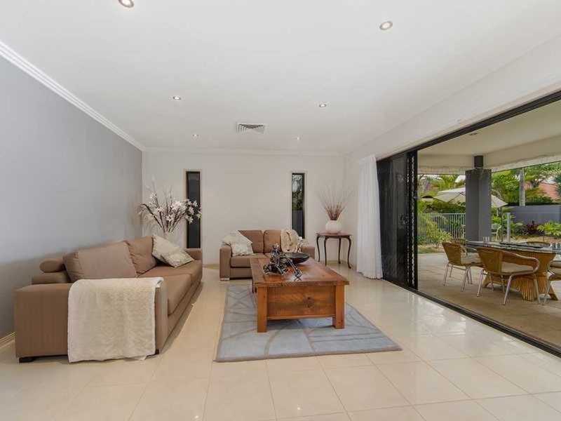 Photo - 7 Calmwater Crescent, Helensvale QLD 4212 - Image 6