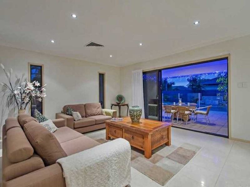 Photo - 7 Calmwater Crescent, Helensvale QLD 4212 - Image 11