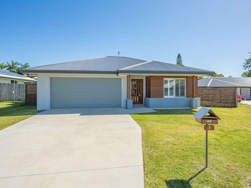 7 Cambridge Cct , Southside QLD 4570