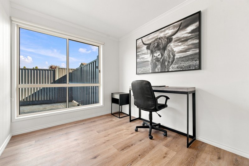 Photo - 7 Cambridge Close, Cranbourne East VIC 3977 - Image 7