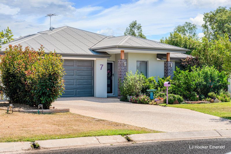 Photo - 7 Canterbury Road, Emerald QLD 4720 - Image 1