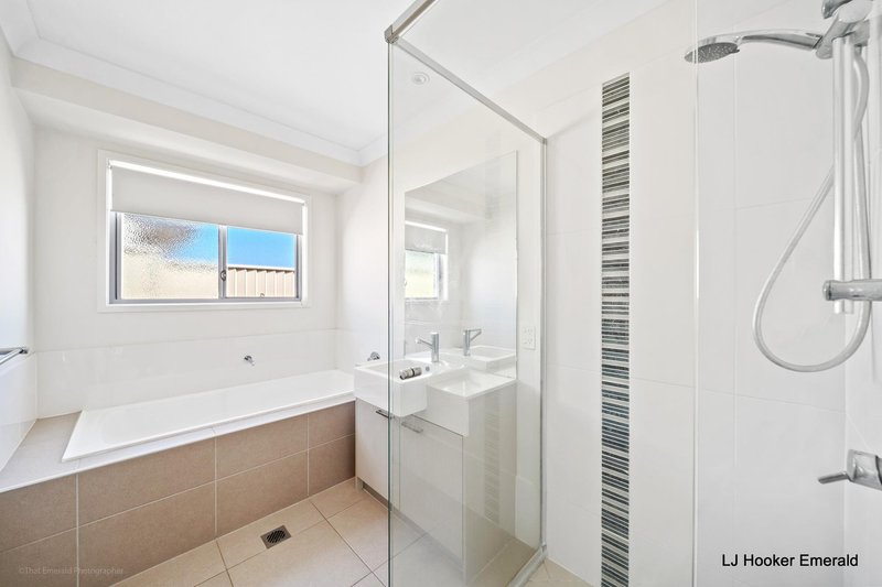 Photo - 7 Canterbury Road, Emerald QLD 4720 - Image 11