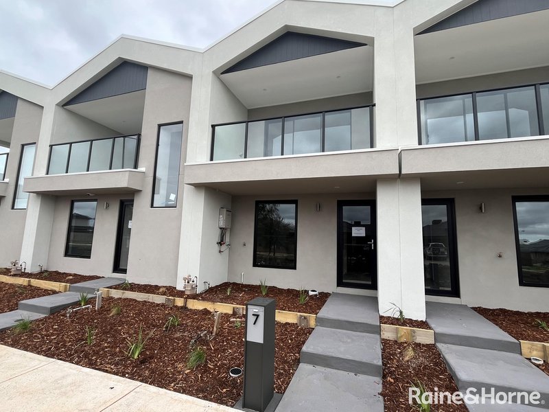 Photo - 7 Capari Walk, Rockbank VIC 3335 - Image 1